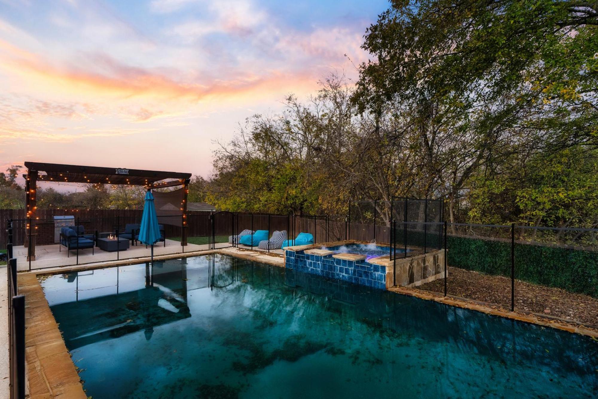 Stunning Family Home With Pool & Hot Tub - Sleeps 17 Pflugerville Kültér fotó